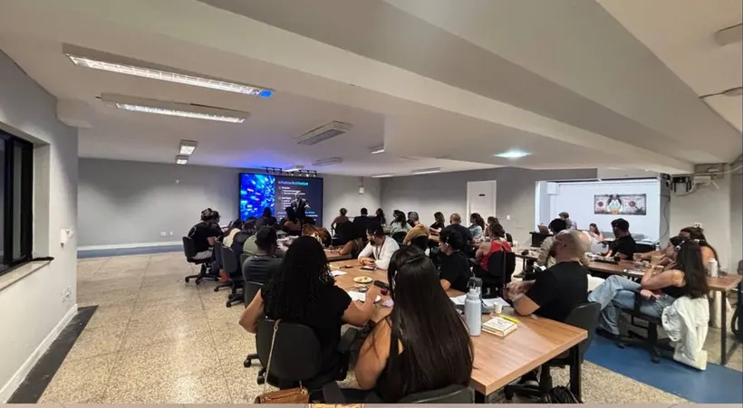 Workshop imersivo com participantes em mesas